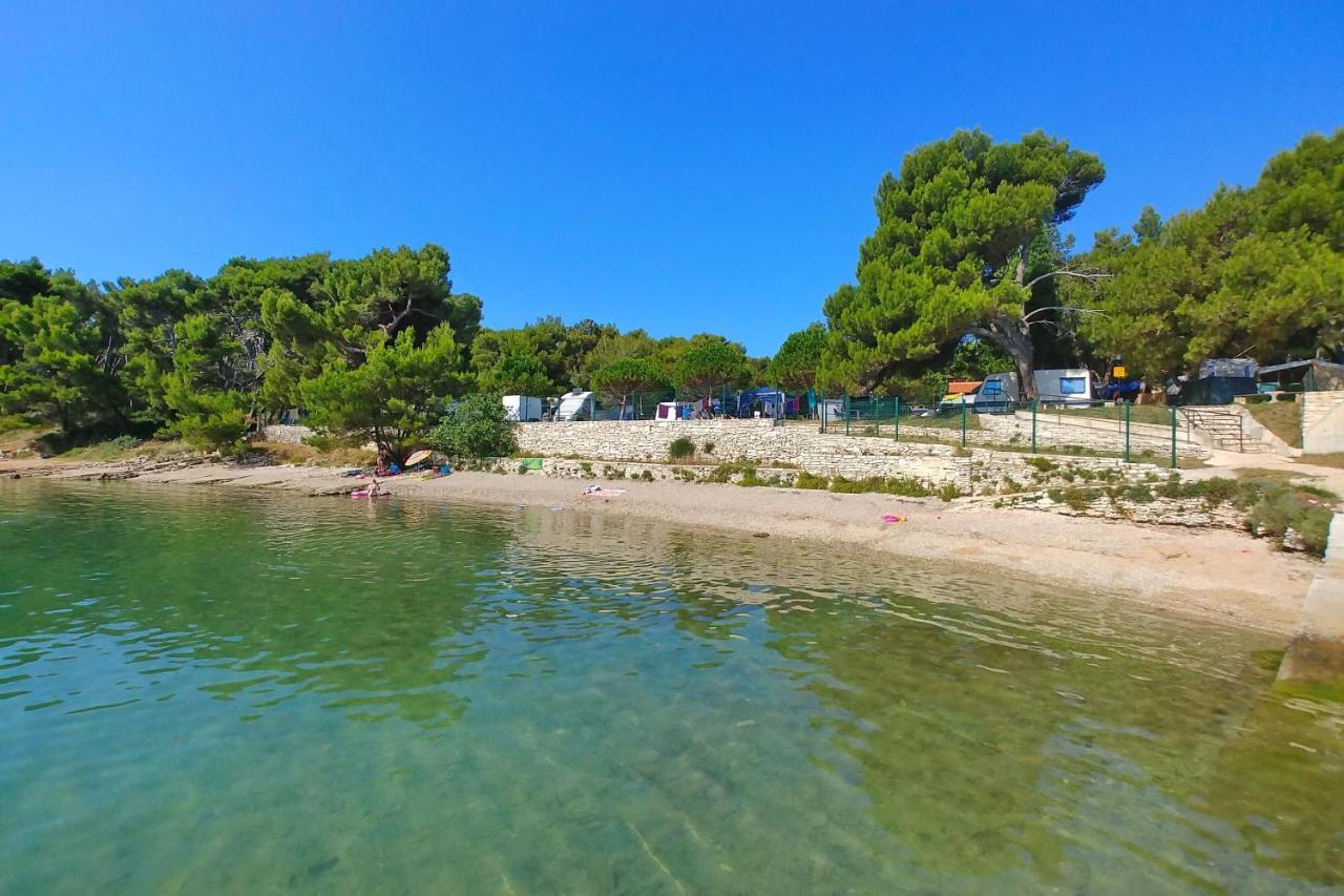 Bungalow Comfort 100 M From The Beach Premantura Exterior photo